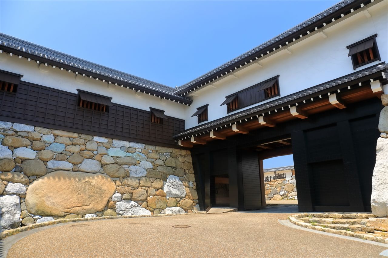 La puerta Kuroganegomon, en el castillo de Imabari. (PIXTA)