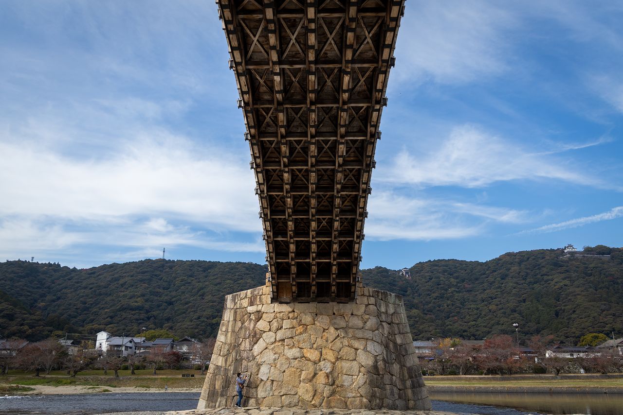La base del puente Kintai cuenta con una altura de 6,6 m y unos cimientos de 10 m de profundidad. La estructura básica del puente no ha cambiado desde el periodo Edo.