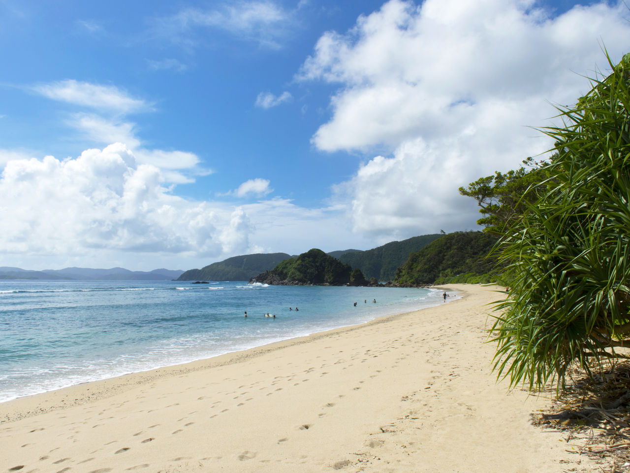 La playa de Yadorihama ofrece un hermoso contraste entre la arena blanca y el azul del mar.
