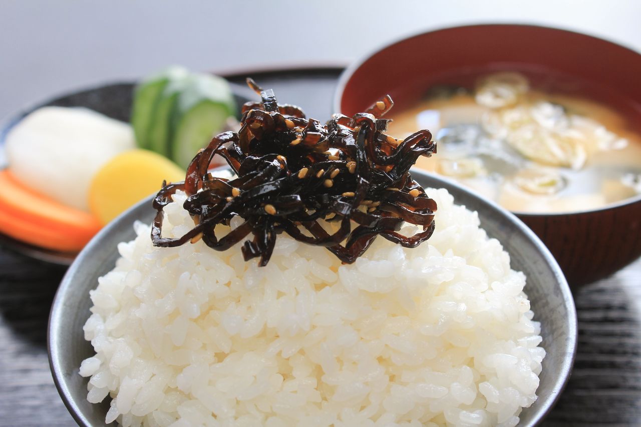 El tsukudani, que suele ser de colores oscuros como el negro y el marrón, combina a la perfección con el arroz blanco cocido, tanto por su sabor como por su aspecto (imagen de PIXTA). 