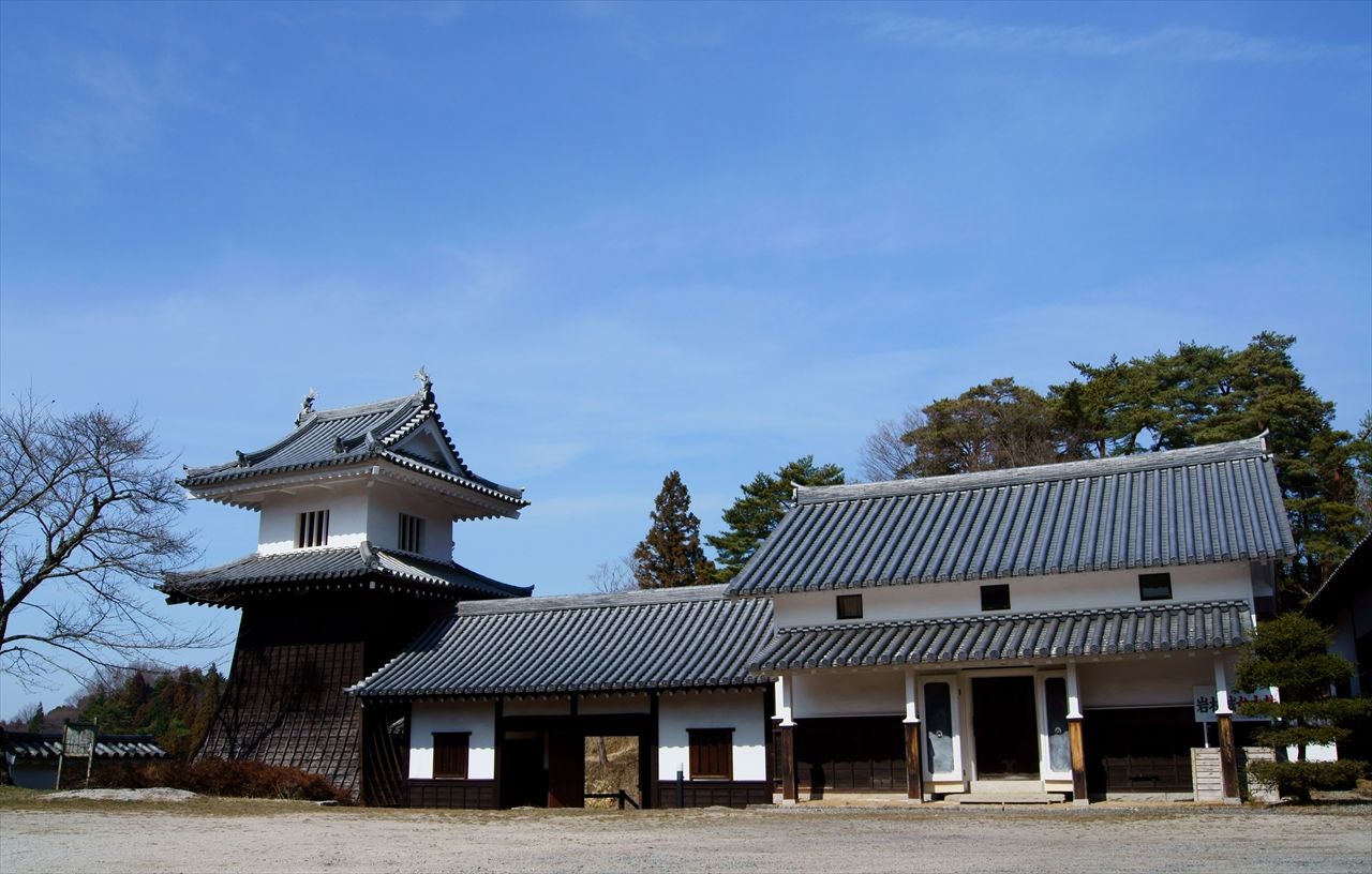 La residencia del señor del clan en el castillo de Iwamura y la atalaya Taiko, ambas restauradas (PIXTA).
