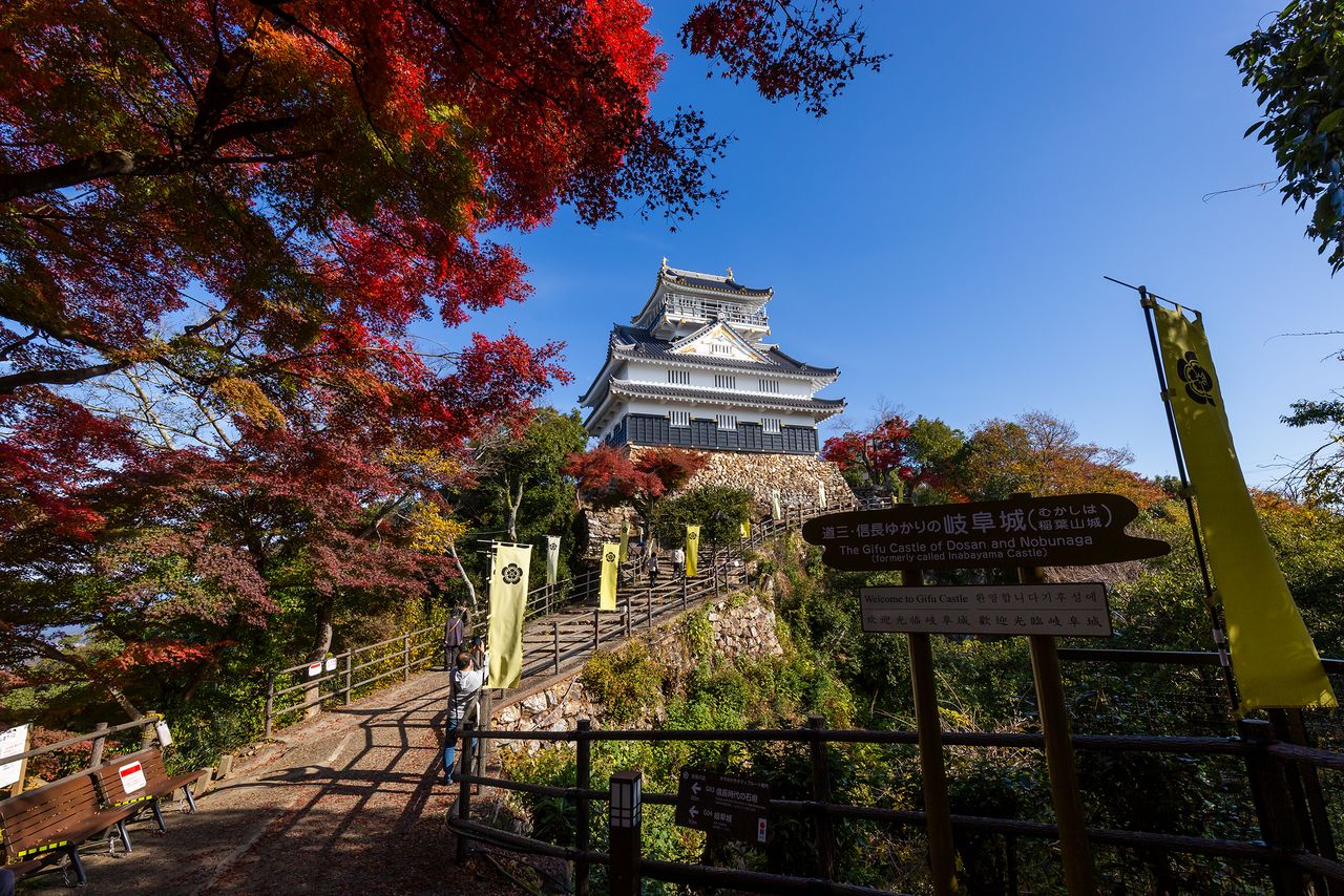 La vista del torreón reconstruido del castillo de Gifu desde la vereda.