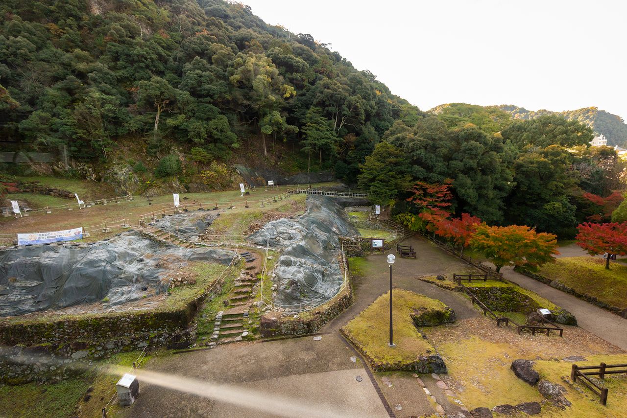 La vista de los restos de la residencia de Oda Nobunaga desde el teleférico.