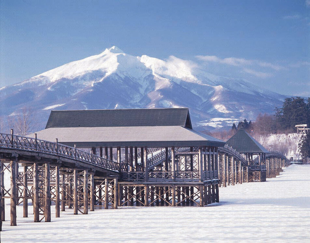 El puente Tsuru-no-mai con el monte Iwaki en el fondo.