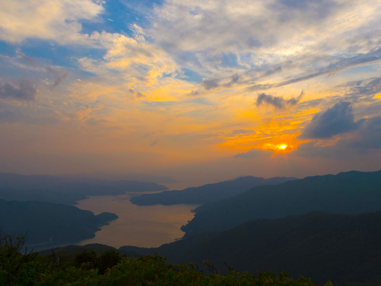 Desde el mirador del Parque del monte Yuwan, se puede ver la puesta de sol de la bahía de Yakeuchi.