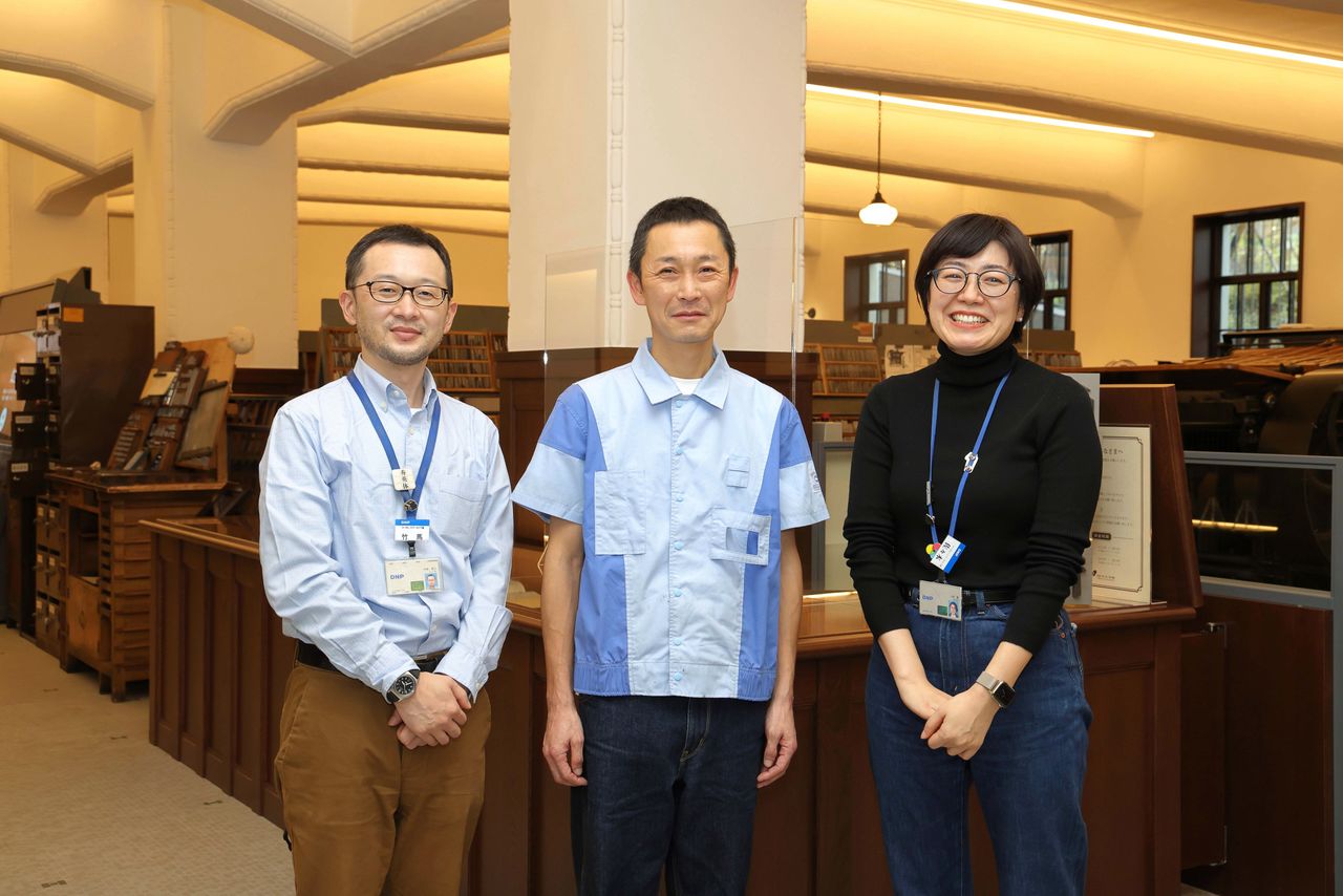 Los empleados de DNP encargados de gestionar el Museo del Libro y la Tipografía Ichigaya no Mori. De izquierda a derecha: Chikuma Toshiyuki, el artesano de la selección de tipos, Sekikawa Shinichi y Sasaki Ai.