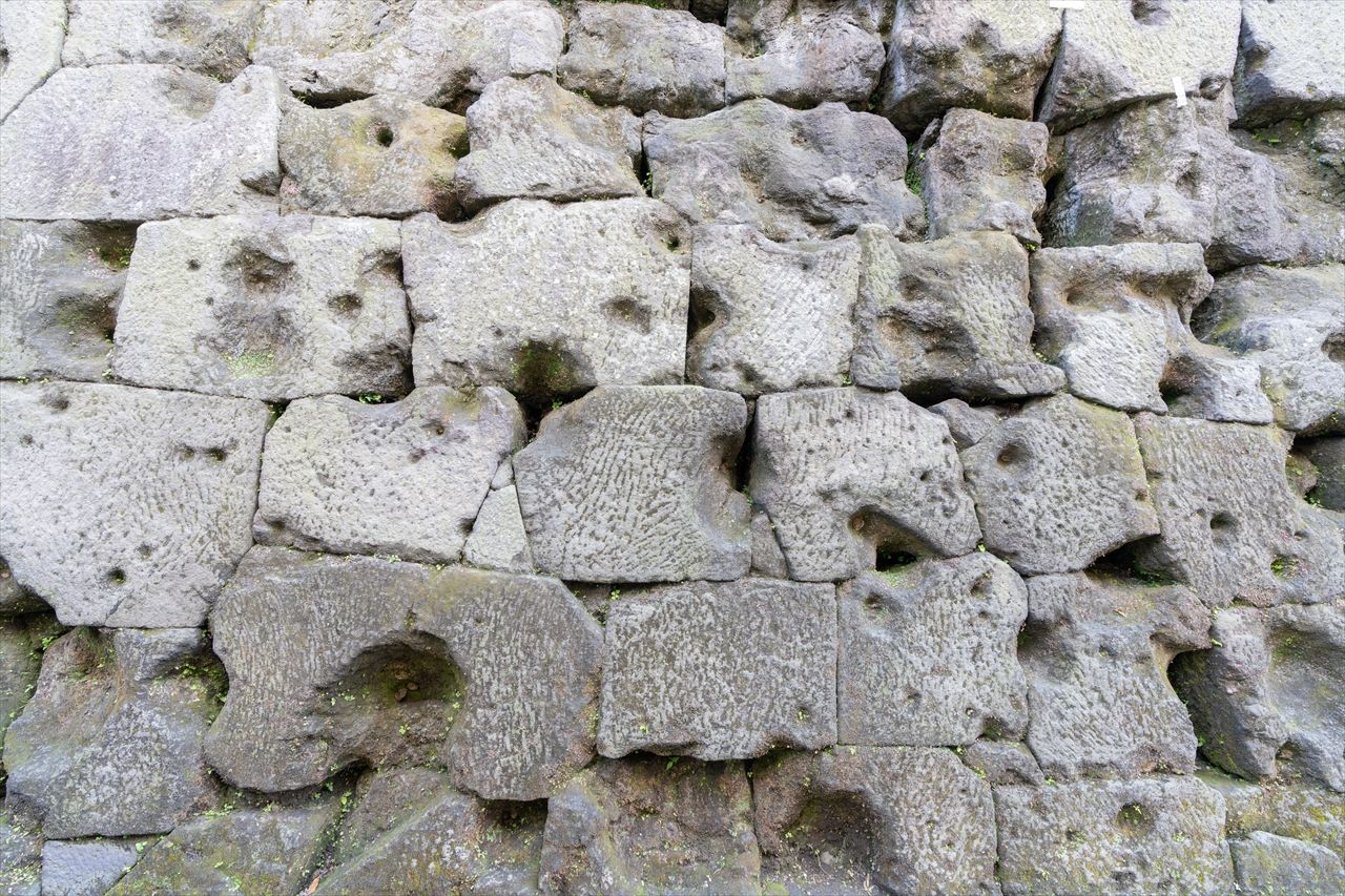 Los muros de piedra aún conservan agujeros de bala de la Rebelión de Satsuma. (PIXTA)