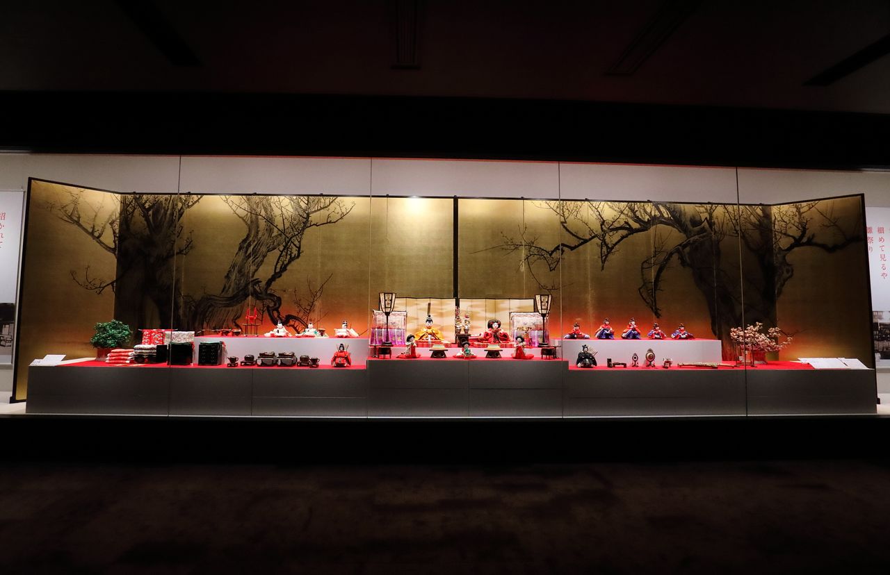 Las “Muñecas hina de la familia Iwasaki”, creadas por Ōki Heizō, quinto cabeza de la familia. El fondo está decorado con el llamado Bokubaizu Byōbu, un biombo plegable de pan de oro de tres metros de altura pintado por Kawabata Gyokushō. Colección del Museo de Arte de Seikado Bunko (ídem para las imágenes que siguen).