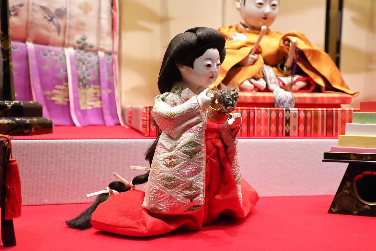 El kosode (kimono de manga corta) de una de las tres damas de la corte que lleva kuwae-no-chōshi va cargado de ricos bordados. (Colección del Museo de Arte de Seikado Bunko)