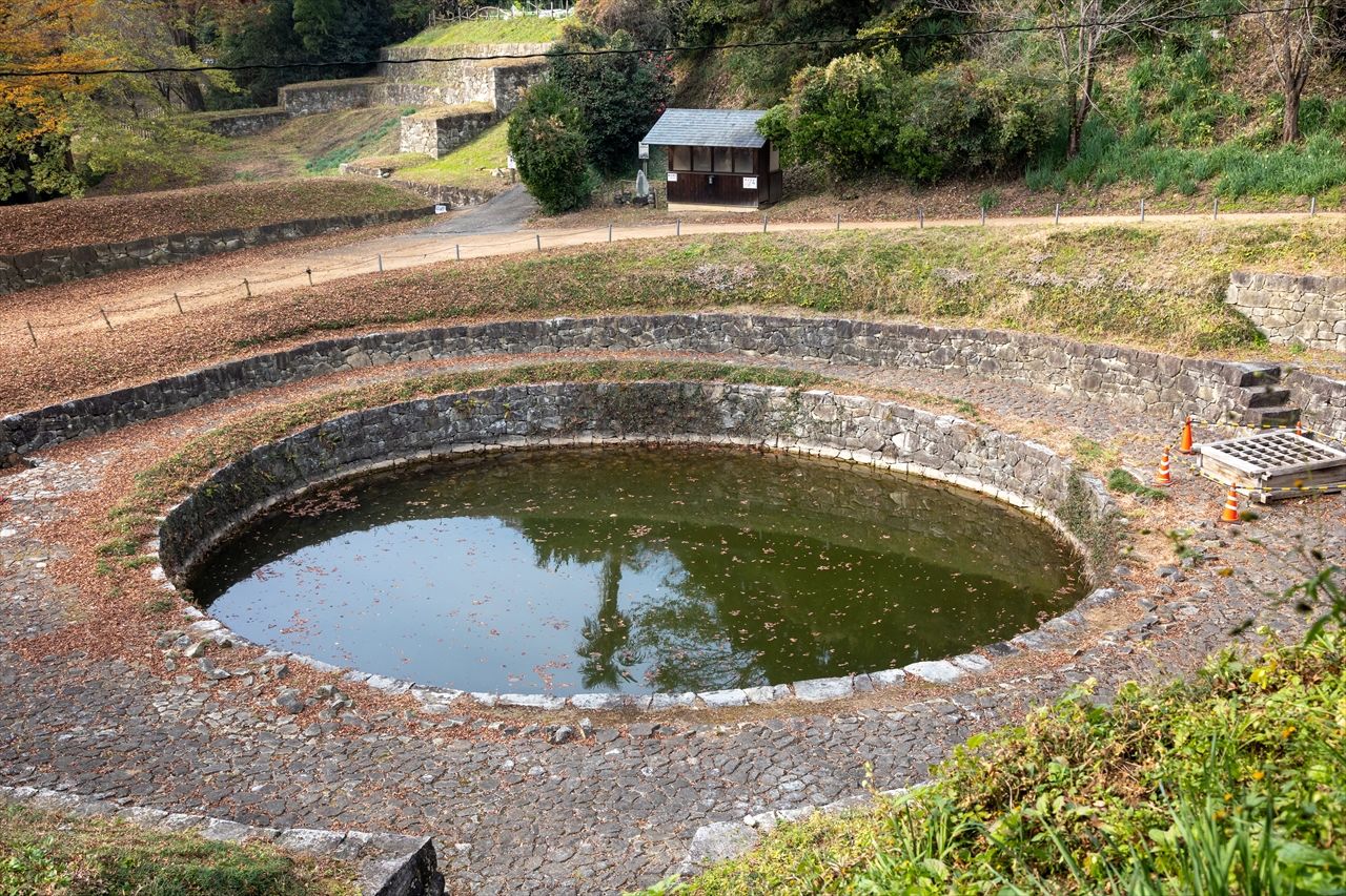 El estanque Hino del castillo de Kanayama. (PIXTA)