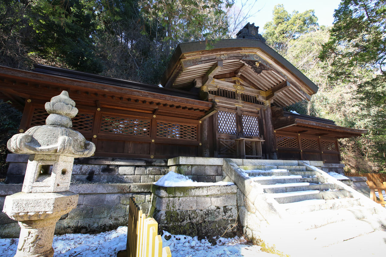 Puerta Chūmon del santuario Kanasana. 