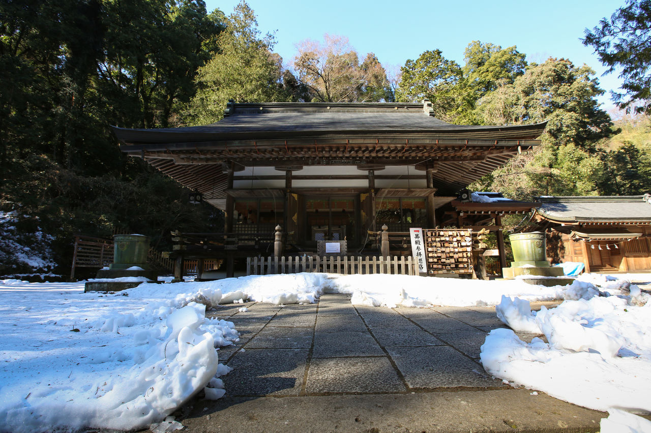 Capilla de adoración del santuario Kanasana. Se venera al pico Mimurogatake situado al fondo.