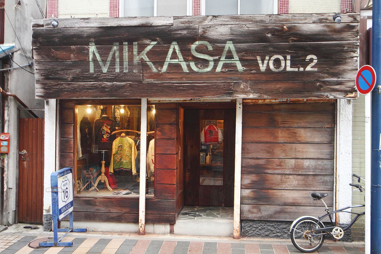 MIKASA, un local que originalmente era una tienda de recuerdos. Desde su establecimiento, hace más de 70 años, vende sukajan.
