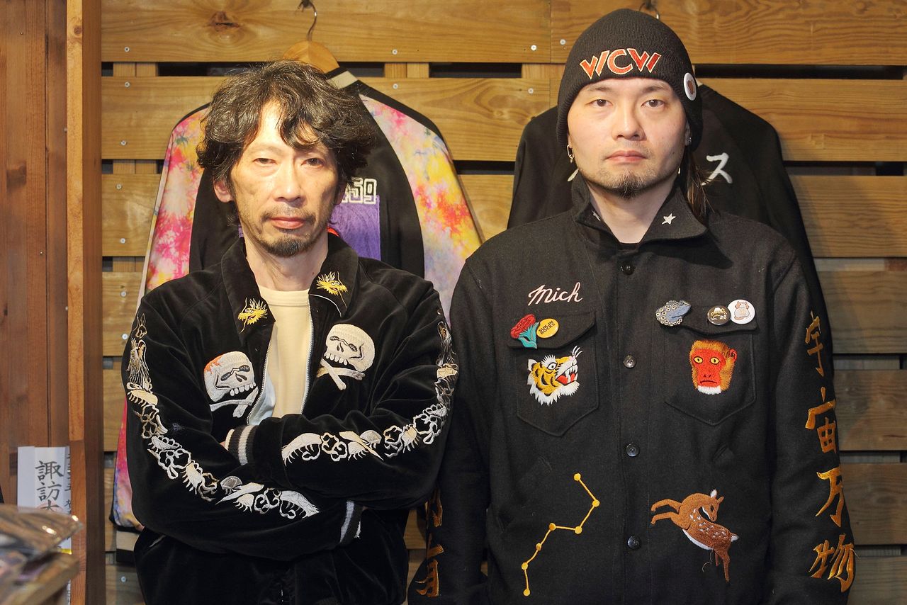Hitomoto, a la izquierda, acompañado de Yokochi. Ambos son subdirectores de la Asociación para la Promoción del Pasaje Comercial Dobuita. Participaron en el diseño y fabricación de las sukajan para los Juegos Olímpicos de Tokio.