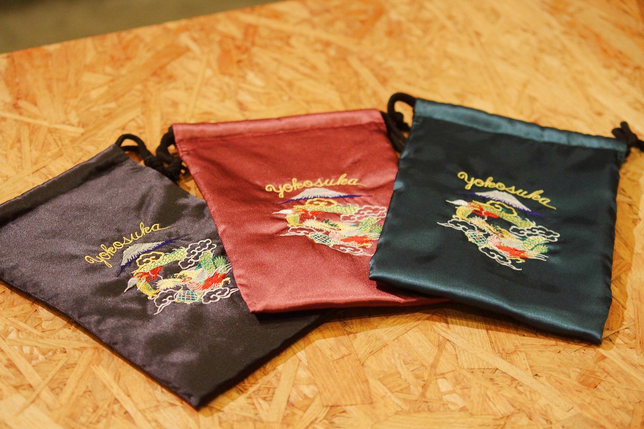 Saquitos bordados con motivos de sukajan de Yokosuka, un producto asequible y popular de la tienda MIKASA.