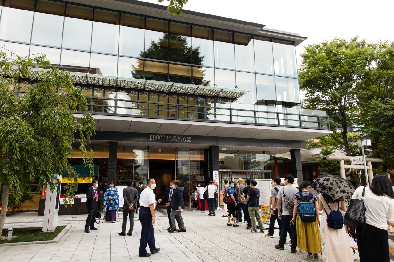 El área de distribución de las LOGet!CARDS frente al Centro de Intercambio Cultural del santuario Kanda Myōjin. Muchos entusiastas de las tarjetas Manhole Cards se congregaron en este acto.