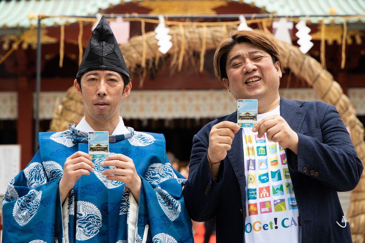 Yamada con el sacerdote del santuario Kanda Myōjin, Kishikawa Masanori.