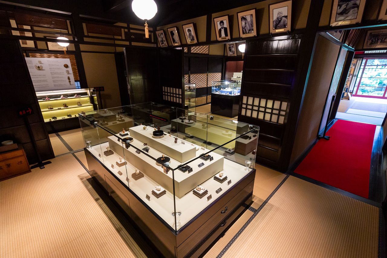 Los netsuke cuidadosamente ordenados. Este museo cuenta con una colección de piezas clásicas y modernas.