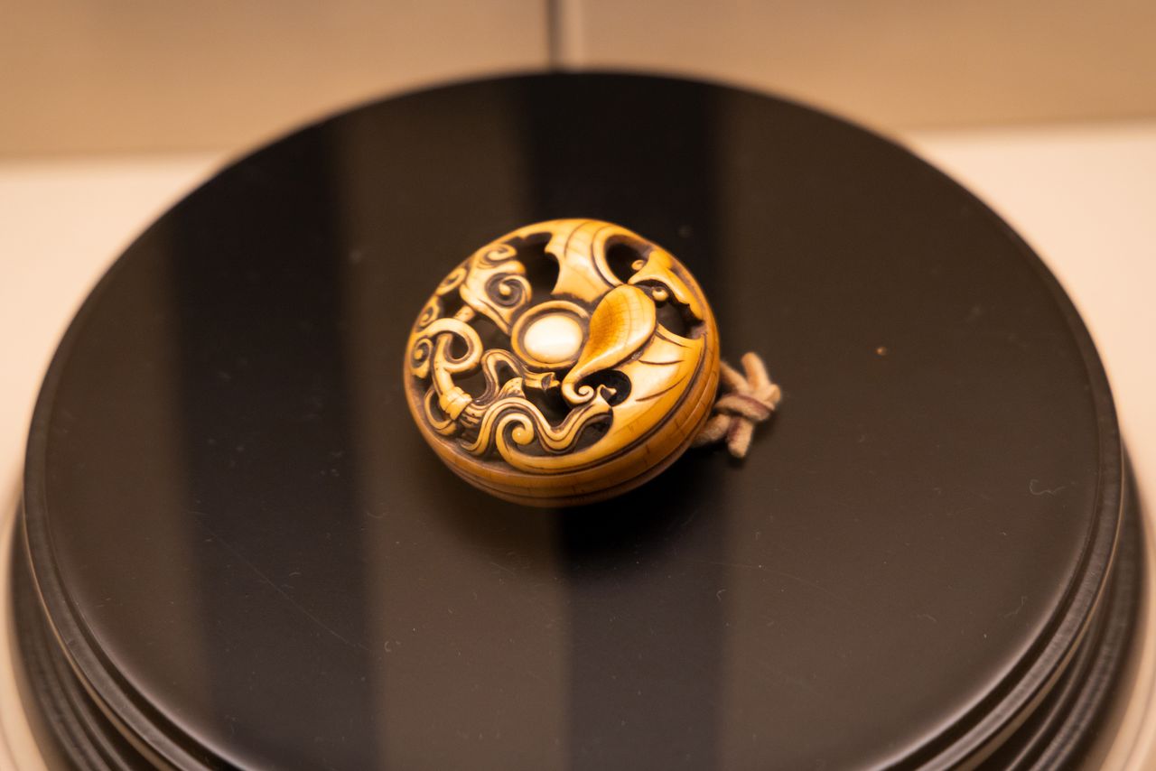 Un Ryūsa netsuke titulado Murciélago. Se crean las cavidades entre las minuciosas decoraciones del delicado tallado.