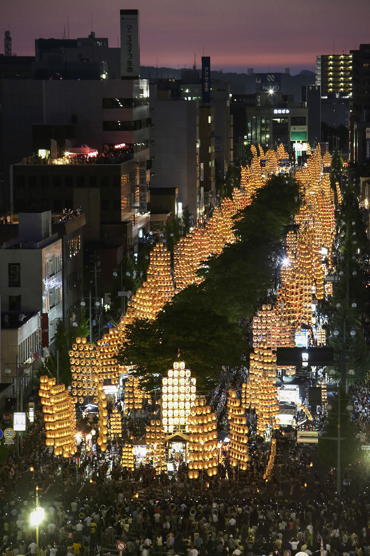 La avenida principal repleta de faroles que imitan a las espigas del arroz. (Fotografía por cortesía del Comité Ejecutivo del Festival de los Pértigas con Faroles de la Ciudad de Akita.)