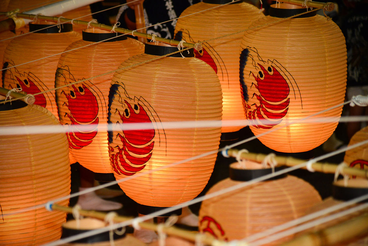Cada farol está hecho a mano por artesanos y está decorado con el emblema de su distrito natal. (Fotografía cortesía del Comité Ejecutivo del Festival de las Pértigas con Faroles de la Ciudad de Akita.)