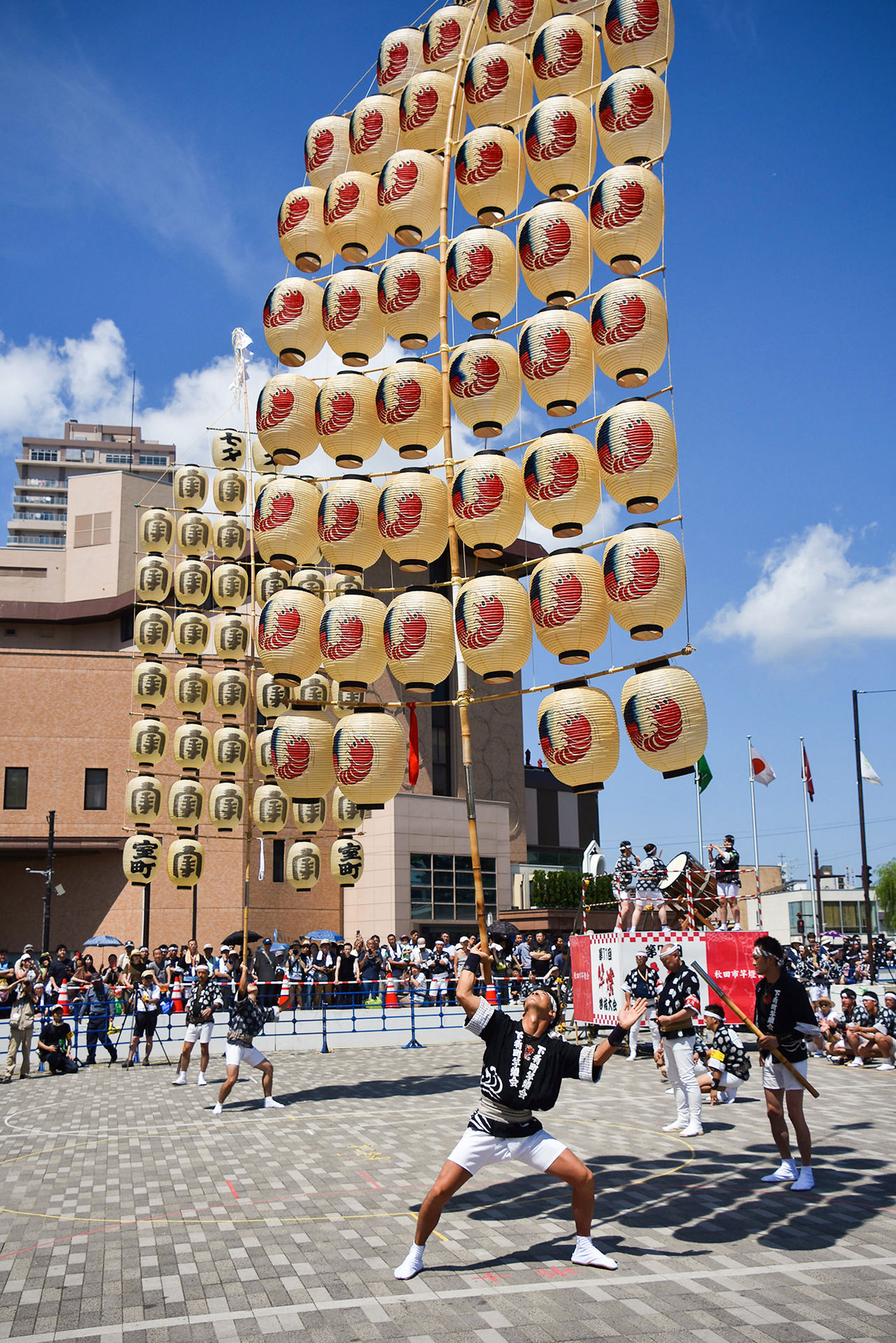 La técnica de los sashite que hacen malabarismos con los faroles que pesan 50 kilos es espléndida. (Fotografía cortesía del Comité Ejecutivo del Festival de las Pértigas con Faroles de la Ciudad de Akita.)