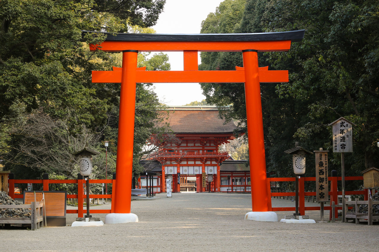 Pórtico torii en la entrada sur del santuario Shimogamo.