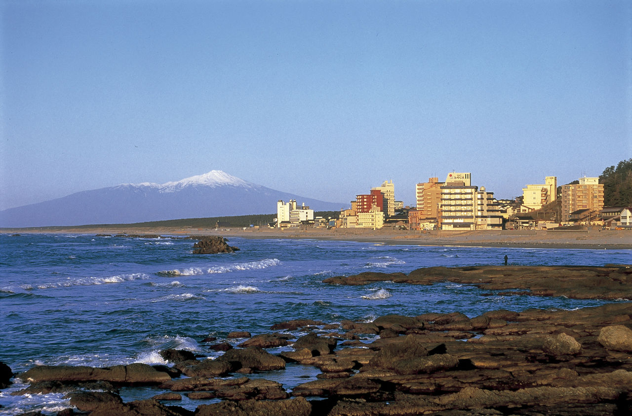 La costa de la playa de Yunohama, con el monte Chōkai en el fondo. (© Asociación de Turismo de Yunohama Onsen)