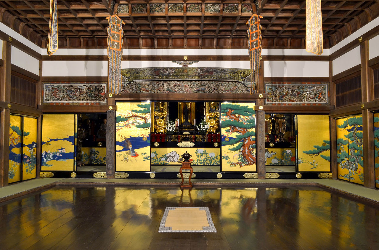 Las puertas deslizantes de la Sala del Pavo Real están adornadas con elegantes imágenes de aves. (© Zuiganji)