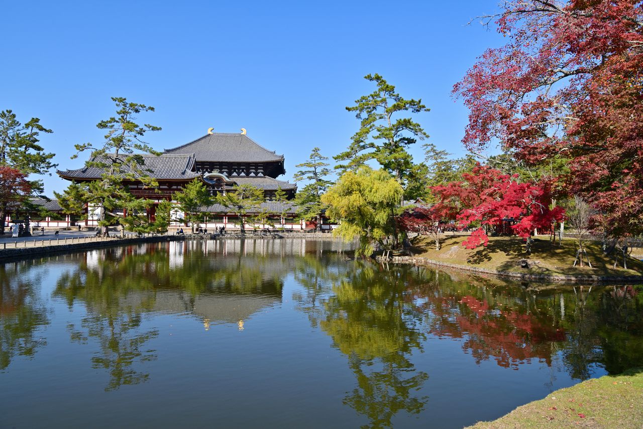 El reflejo del portal Chūmon y del pabellón del Gran Buda en el estanque Kagami-ike.