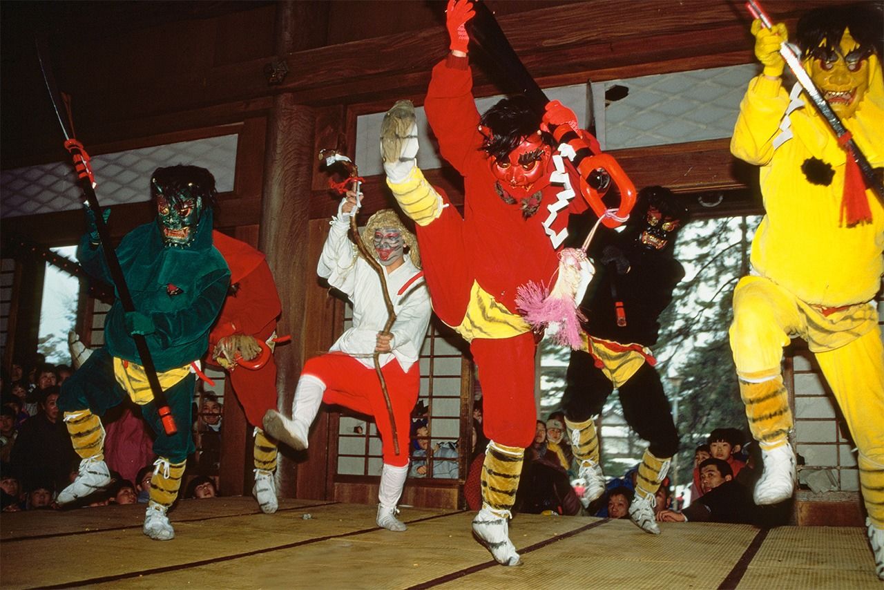 En el Oni Odori (danza de los ogros) que tiene lugar el 3 de febrero en el templo Honjō-ji de Sanjō (Niigata), se espanta a cinco ogros desmadrados de distintos colores lanzándoles legumbres.