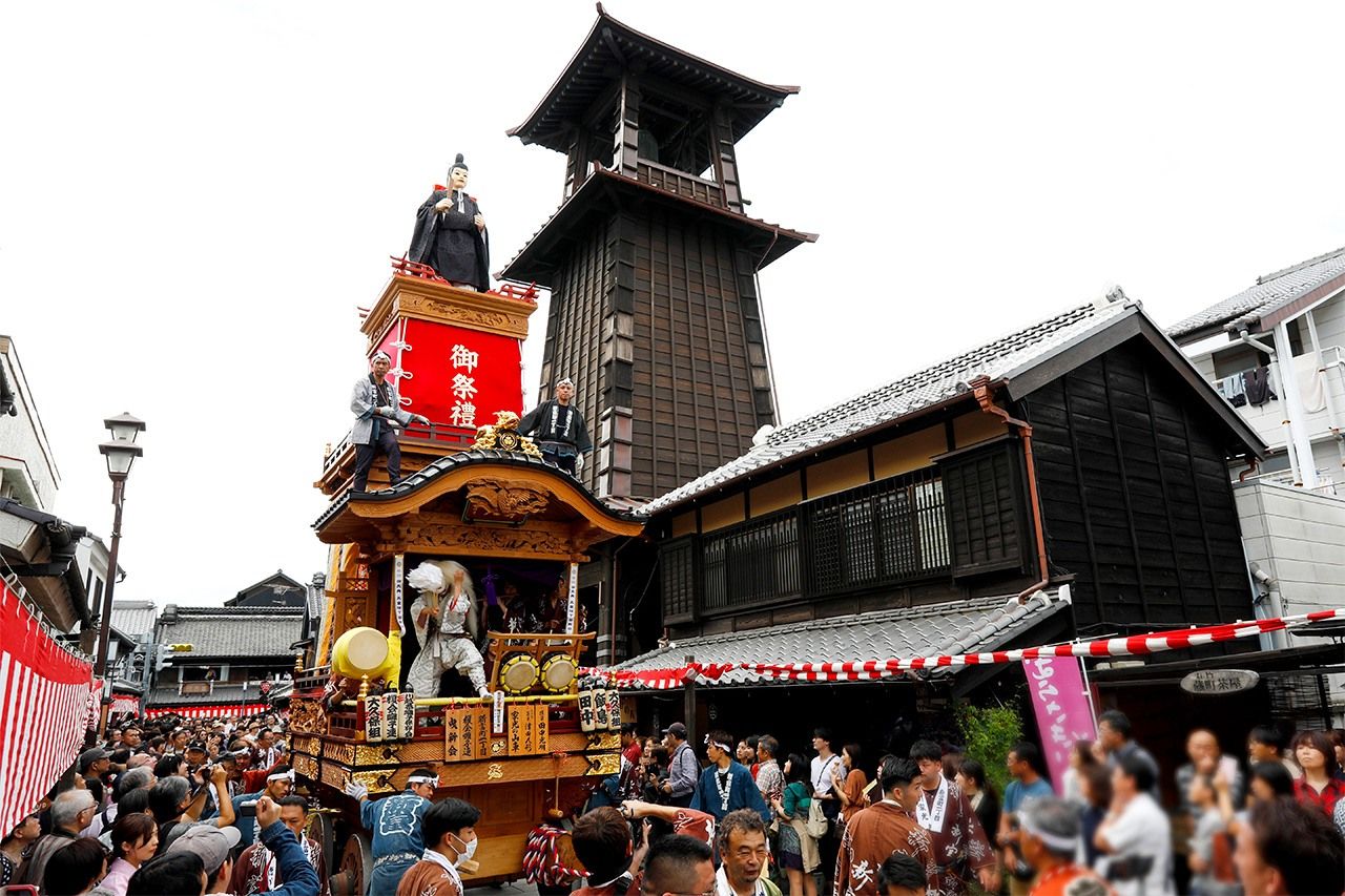 En el festival de Kawagoe se desfila con carrozas de cada barrio que llevan estatuas de deidades y personas, se tocan instrumentos y se ejecutan danzas. Se celebra el tercer fin de semana de octubre en la ciudad del mismo nombre, que está en la prefectura de Saitama.