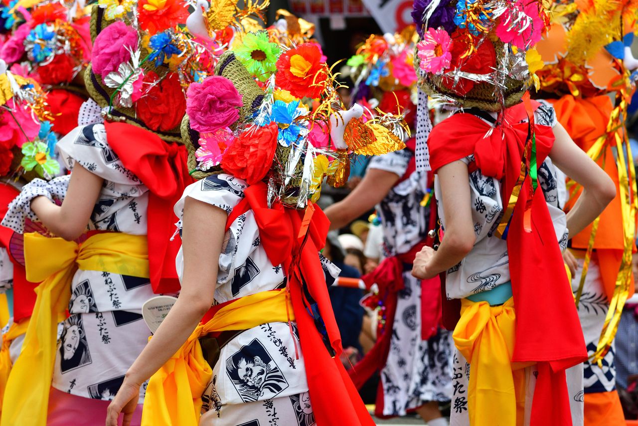 Bailarines ataviados con ropas coloridas participan en el Nebuta Matsuri. (© Pixta)