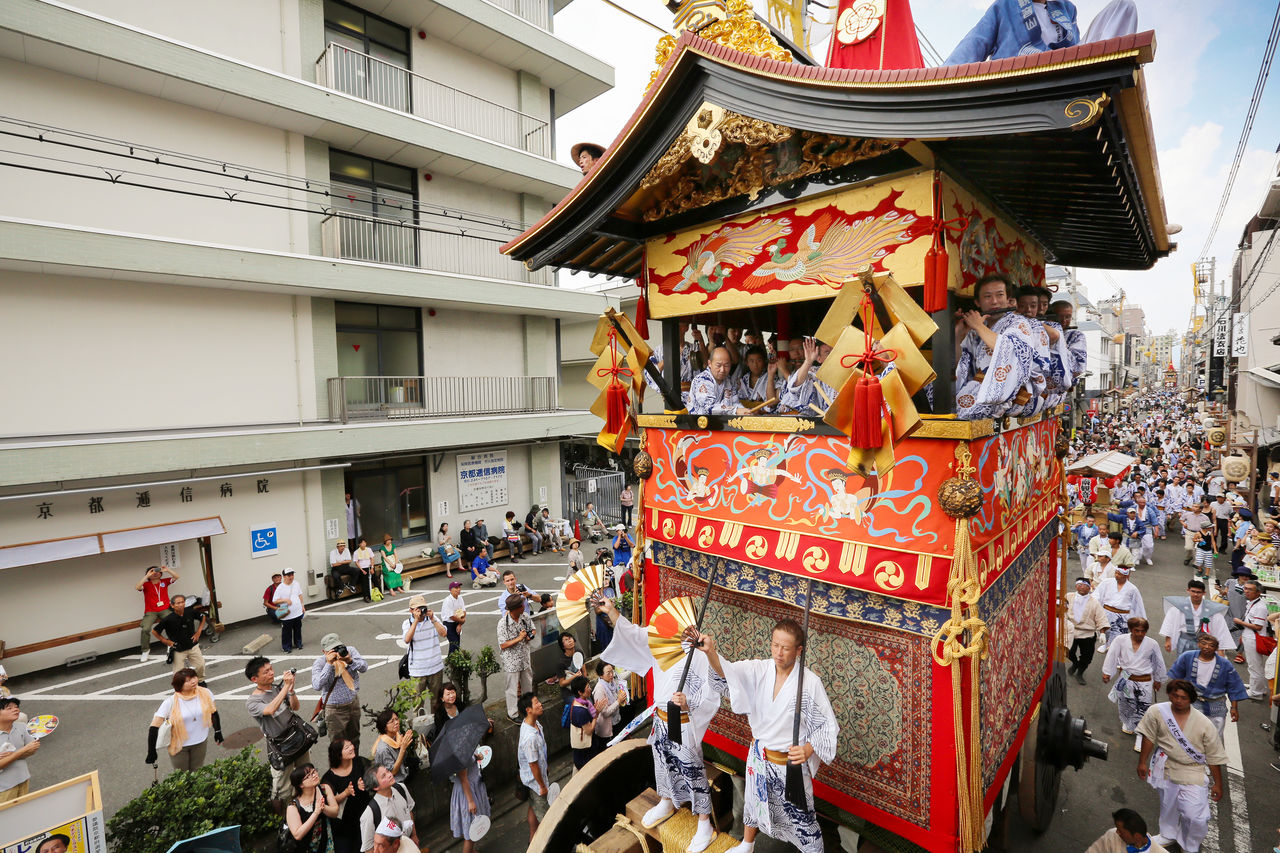 Festival Gion. La parte superior de las carrozas está adornada con alabardas o lanzas.