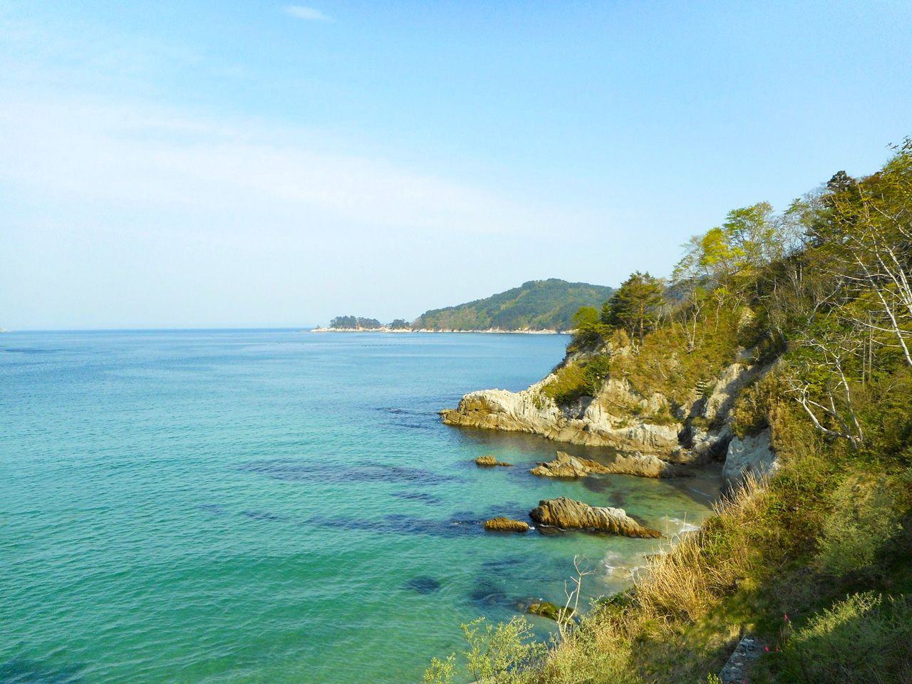 Las escarpadas rocas y aguas cristalinas de la costa de Iwate. (© Pixta)