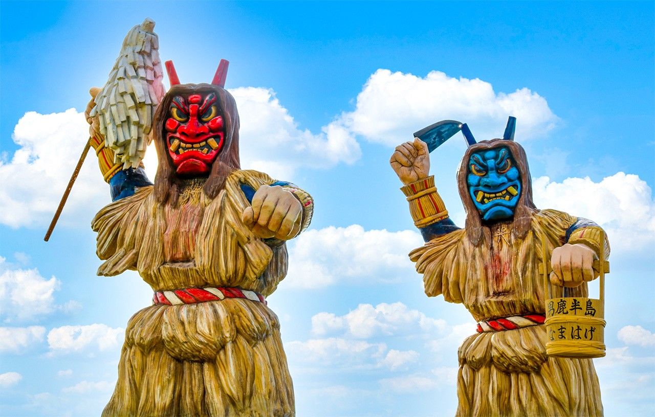Estatuas de ogros namahage en la península de Oga. En 2028 fueron incluidos en la lista del Patrimonio Cultural Inmaterial de la Humanidad de la UNESCO como parte de los “Raihō-shin: Dioses disfrazados y enmascarados”, festividades celebradas en ocho prefecturas del país. (© Pixta)