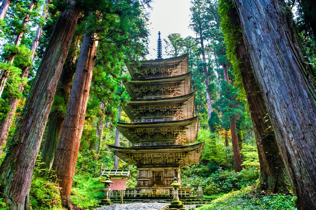 La famosa pagoda de cinco pisos, la más antigua de la región de Tōhoku, en el monte Haguro. (© Pixta)