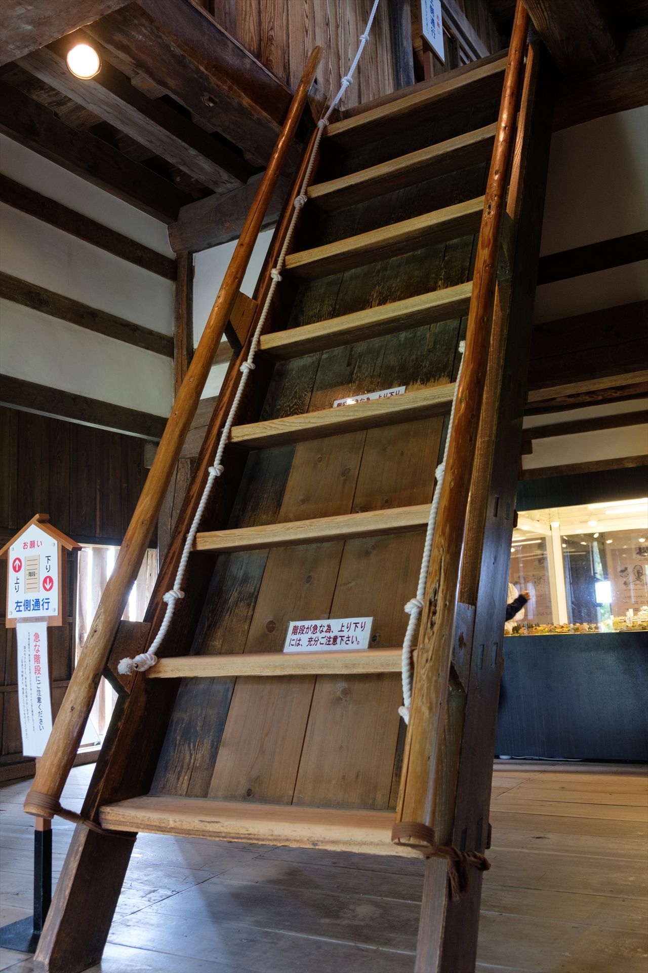 Las empinadas escaleras del castillo de Maruoka. (PIXTA)