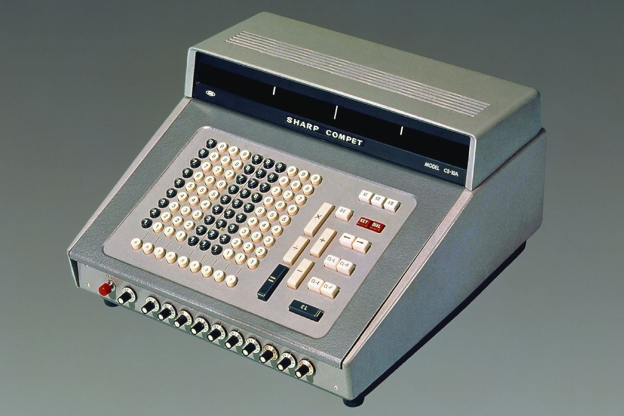 En 1964, SHARP, uno de sus rivales en la “guerra de las calculadoras”, lanzó al mercado su calculadora completamente de transistores COMPET. El teclado numérico, típico de la época, cuenta con todos los dígitos en cada columna. (Fotografía: JIJI/ SHARP)