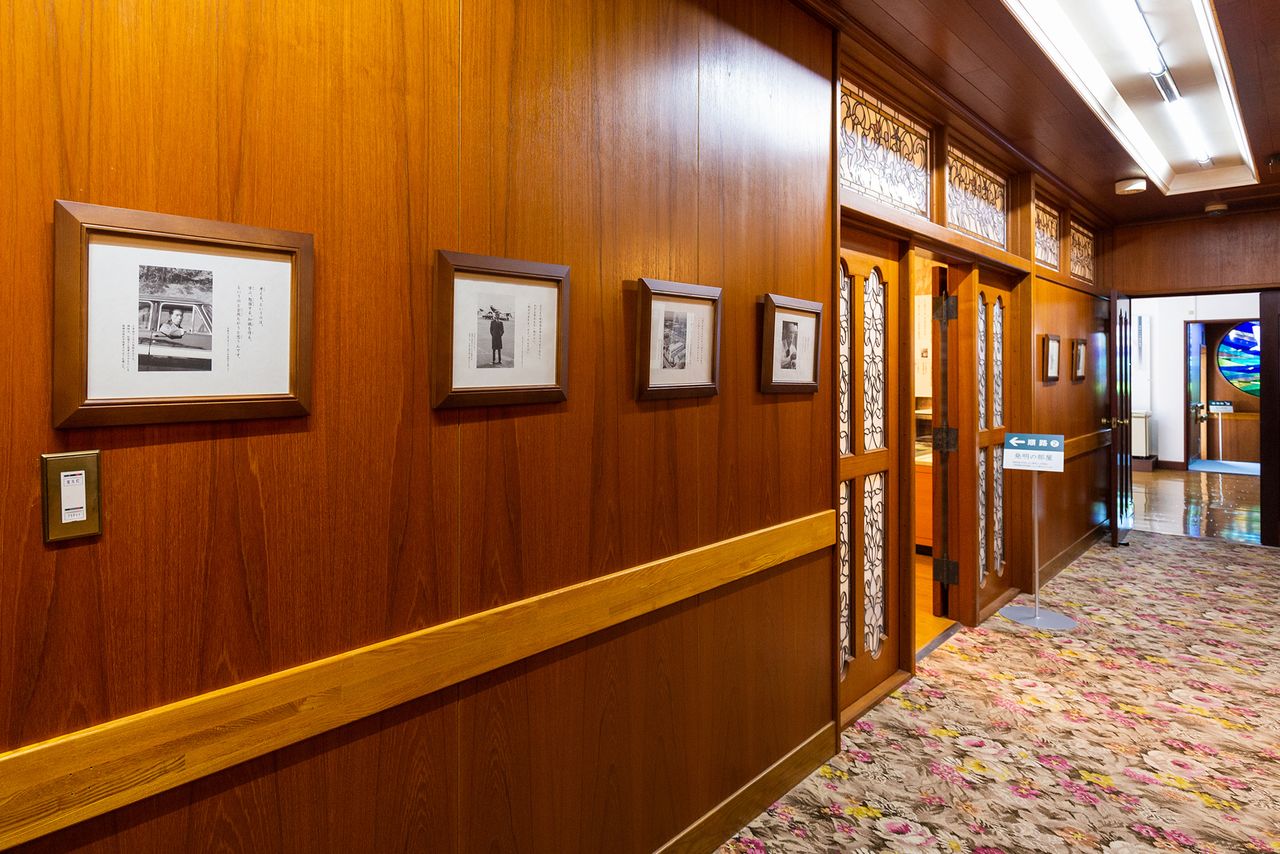 En el pasillo se exhiben fotos de Toshio acompañadas de sus frases célebres.