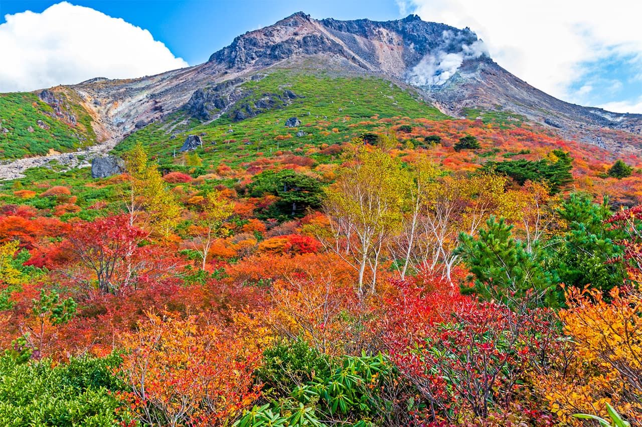 El pico del monte Chausu engalanado con su hermoso follaje otoñal. (© Pixta)