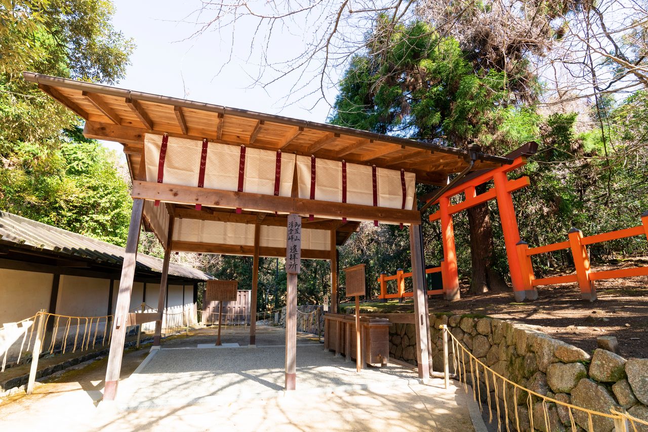 El santuario Hongū en la cima del monte Mikasa, lugar donde habría descendido  Takemikazuchi-no-mikoto. Está prohibido el acceso, pero se puede orar desde el este del pabellón principal donde se encuentra la capilla Mikasa-yama Ukigumo-no-mine.