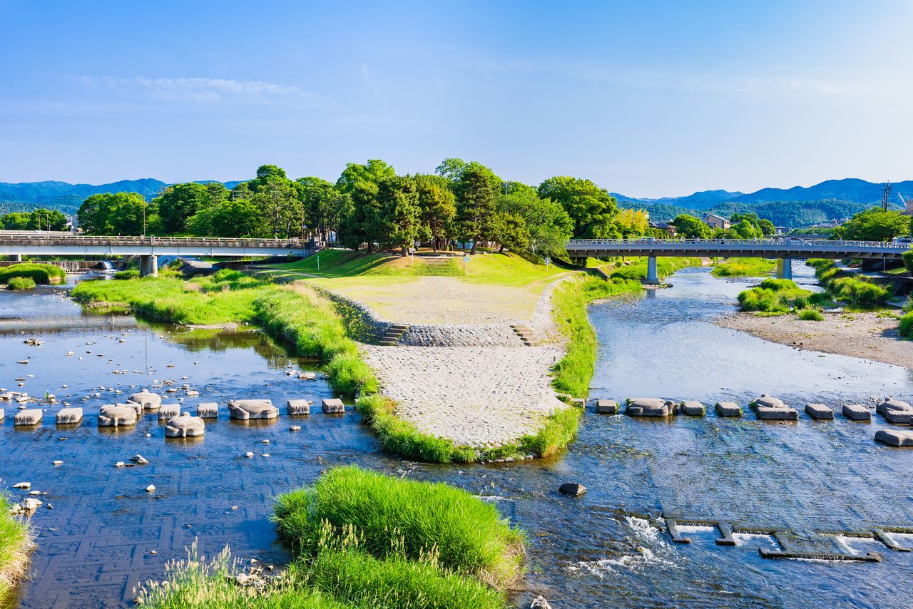 El santuario de Shimogamo se encuentra en la delta del río Kamo, donde confluyen los ríos Kamo y Takano. Cruce el puente del este para llegar a la estación de Demachiyanagi, la más cercana al santuario. (PIXTA)
