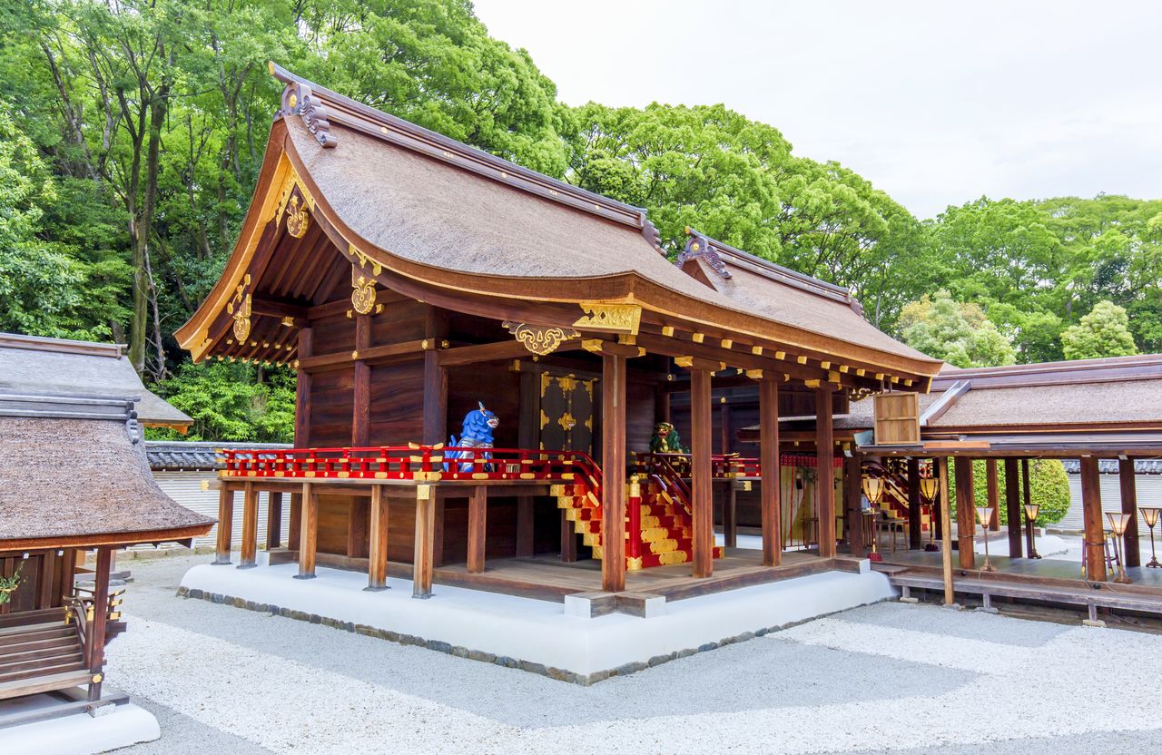 De izquierda a derecha, los pabellones principales oeste y este (ambos tesoros nacionales de Japón).
