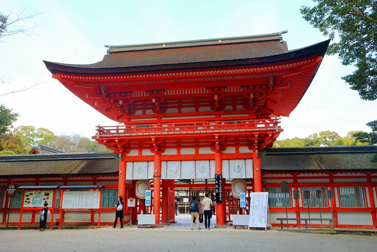 El portal rōmon (propiedad cultural importante) de color bermellón brillante. Tiene una altura de 13 metros.