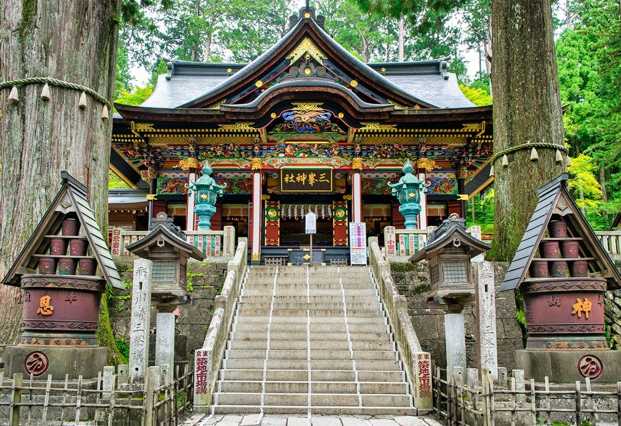 El pabellón principal del santuario de Mitsumine en Chichibu. Situado en la cumbre del monte Mitsumine, se cree que el santuario fue establecido en la antigüedad por el legendario Yamato Takeru. (© Pixta)