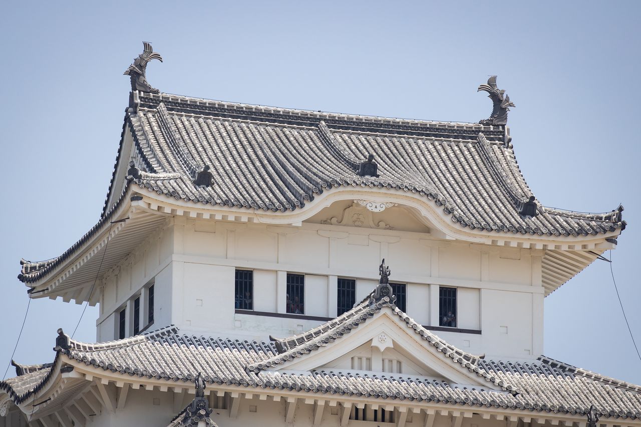 Incluso las brechas entre las tejas están cubiertas de estuco, lo que le da su característico color blanco brillante al castillo.