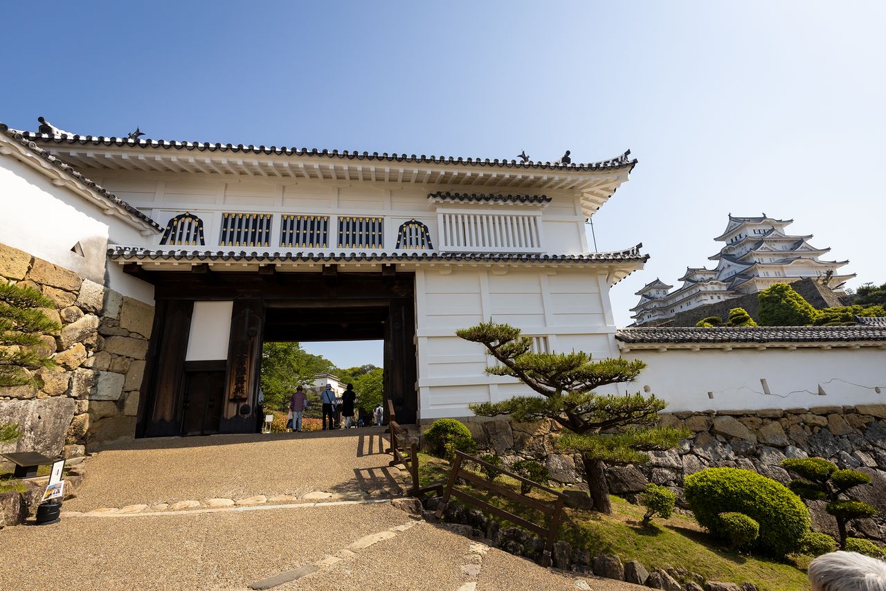 El portal Hishi-no-mon, para llegar al recinto ninomaru, es el mayor del castillo de Himeji y ha sido designado propiedad cultural de importancia. Aunque cuenta con detalles de gran belleza como laca negra, accesorios metálicos que adornan sus celosías y ventanas puntiagudas llamadas katōmado, era una edificación bélica construida para que desde la parte superior se lanzaran piedras y flechas.