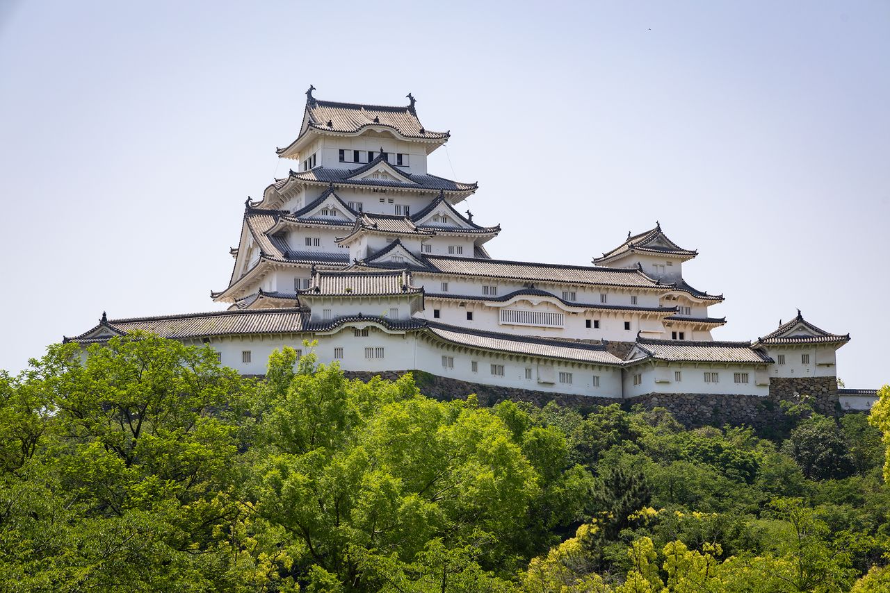 La fachada norte del castillo de Himeji se puede apreciar desde el parque conmemorativo Shirotopia.