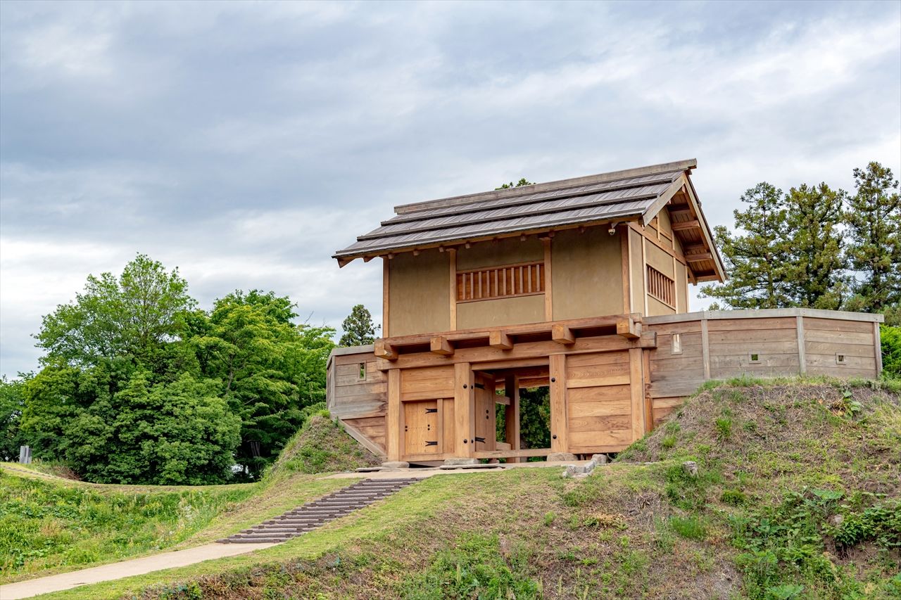 La puerta Kakuumadashi Nishikoguchi, de las ruinas del castillo de Minowa. (PIXTA)